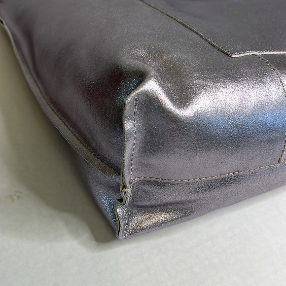 G.I.L.I  METALLIC LEATHER ZIP TOP TOTE - Picture 10 of 16